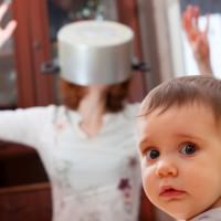 9 SIGNS MOM IS LOSING HER MIND h